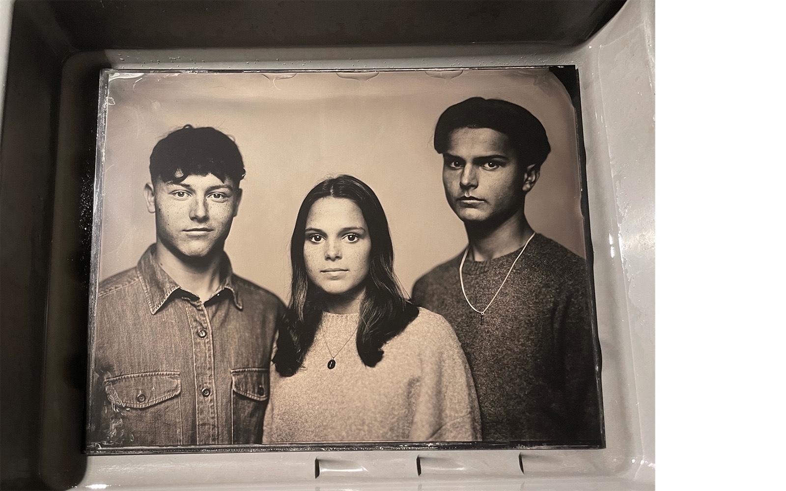 David, Judy en Louie in de Silver Portrait Store