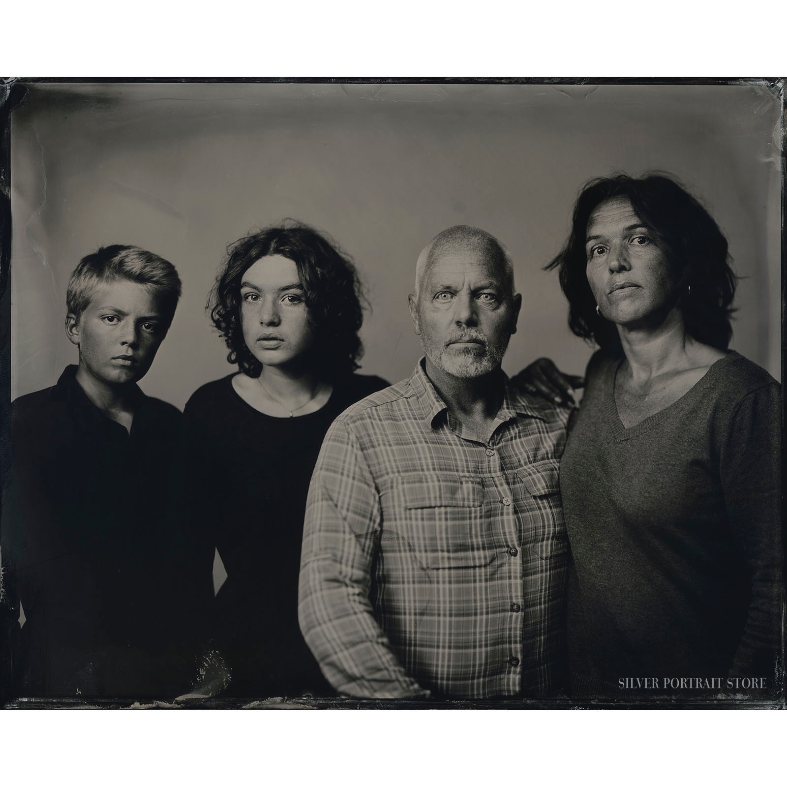 Tito,Lili,Robert en MinkeSilver Portrait Store-Wet plate clear glas Ambrotype 20 x 25 cm.